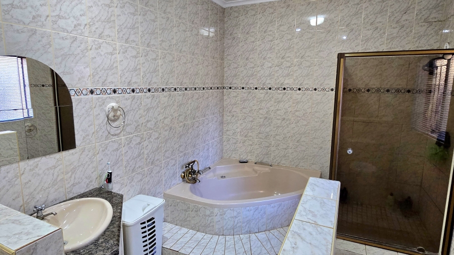 4 Bedroom Property for Sale in Geelhoutpark North West